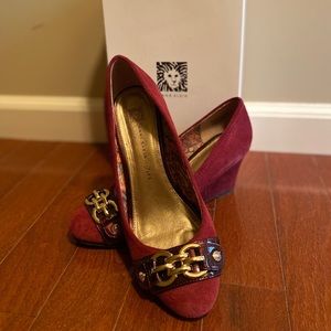 Anne Klein AKNARNY Wine Suede Wedge